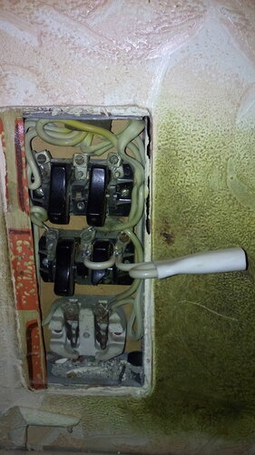 Срочный вызов электрика аварийной службы в квартиру по поводу ремонта советского блока выключателей
