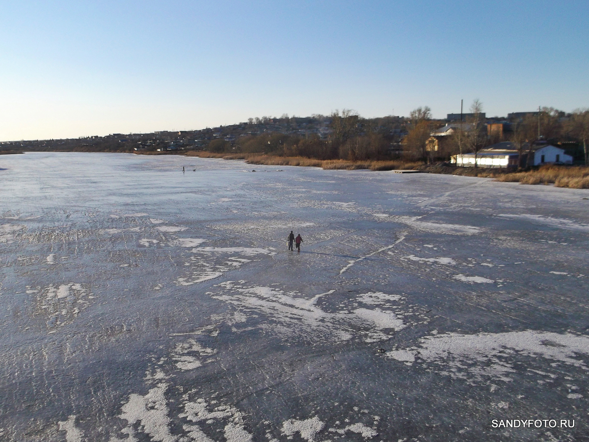 По льду реки всё ещё ходят пешеходы