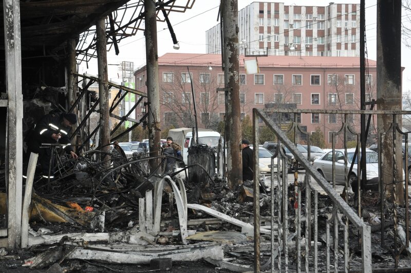 Разрушенный магазин. Сгорел торговый центр в Донецке. Пожарные Донецк. Разбомбленный магазин.