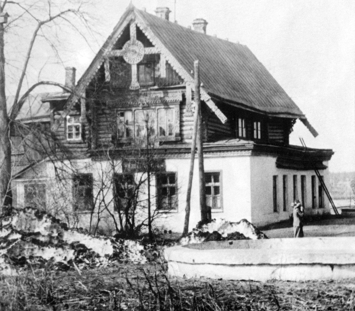 Двухэтажный дом, стоящий слева от деревянного дома, 1967 г.