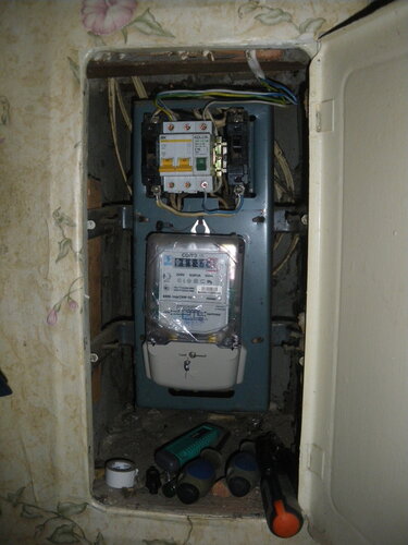 Срочный вызов электрика аварийной службы в квартиру в связи с отказом старого пакетного выключателя в щите