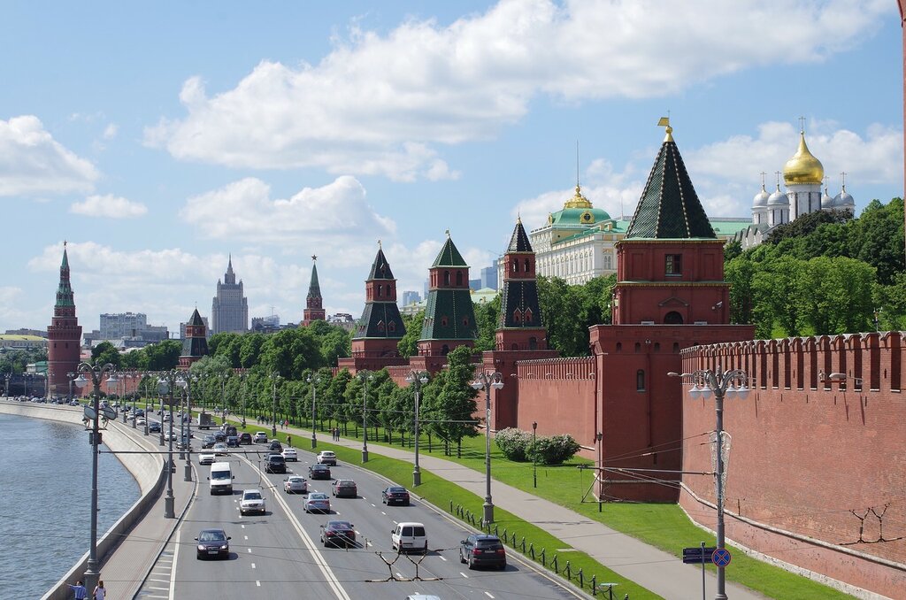 московский кремль расположен на холме