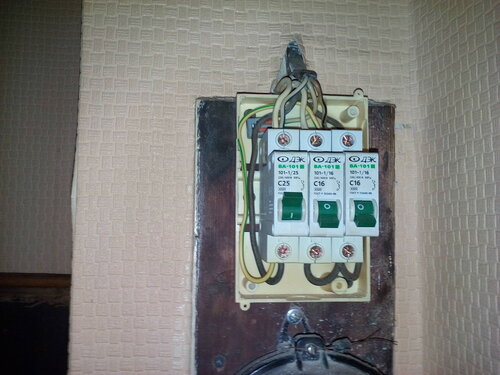 Вызов электрика аварийной службы после отключения электричества в части квартиры