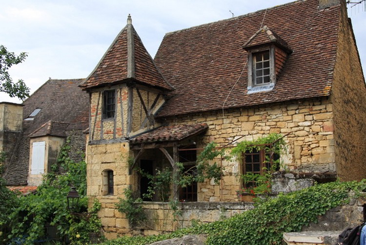Купить дома века. Средневековый дом во Франции 16 век. Средневековый дом в Англии 14 века. Средневековый дом Франция 14 век. Франция 19 век деревня.