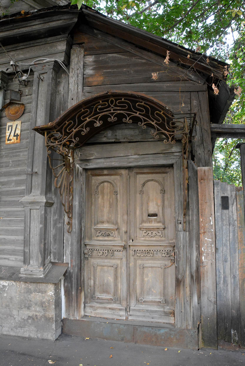 Двери лысьва. Исторические деревянные двери. Тверь деревянная архитектура. Деревянные двери 19 века. Старинные двери 17 века.