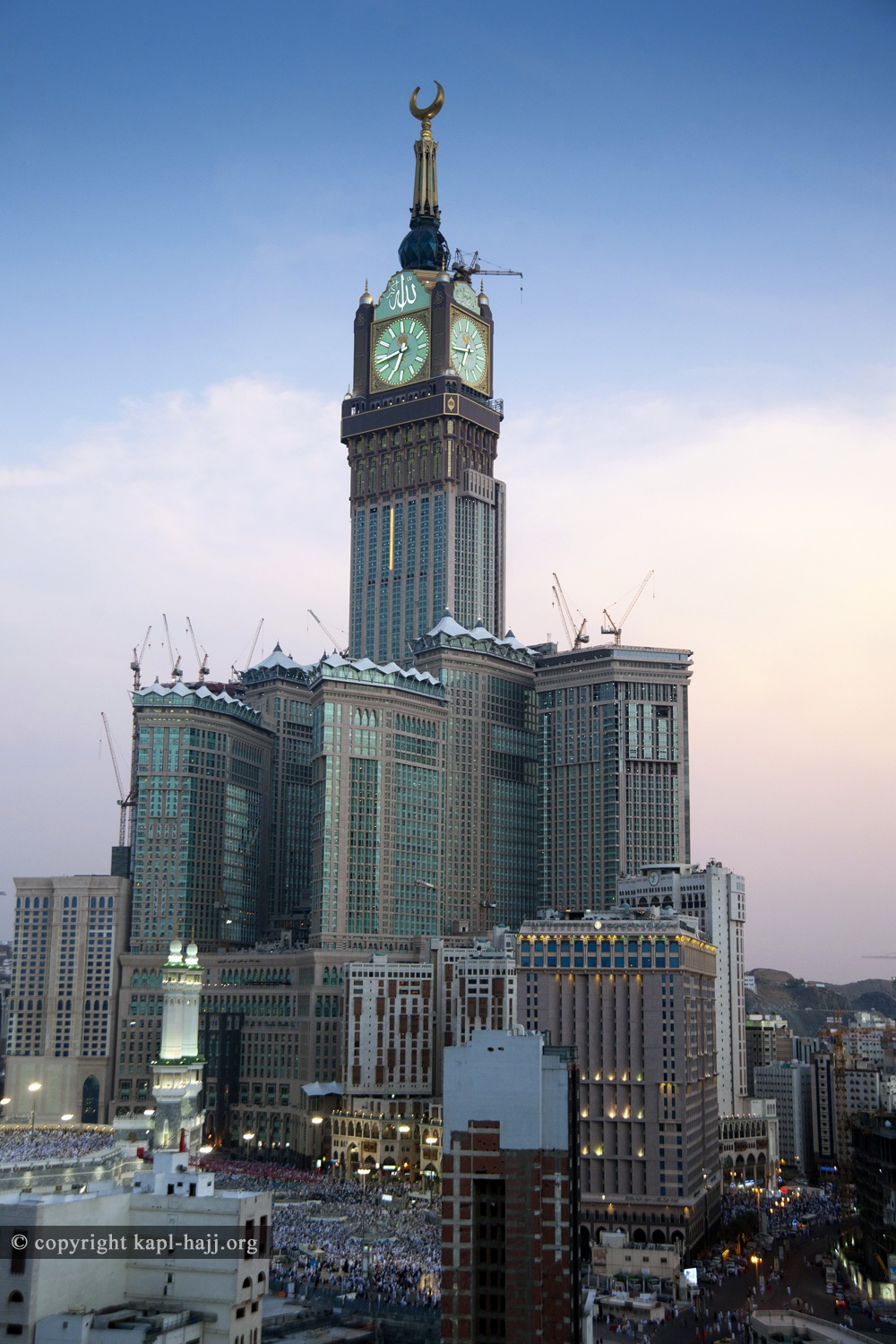 Самый большой часов в мире. Башня Абрадж Аль-Бейт. Часовая башня Абрадж Аль-Бейт. Часовой башне Абрадж Аль-Бейт в Мекке. Брадж Аль-Бейт, Мекка, Саудовская Аравия.