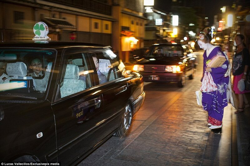 2865B36900000578-3071763-A_Geisha_bows_to_those_departing_in_a_taxi_before_making_her_own-a-40_1431000108937.jpg