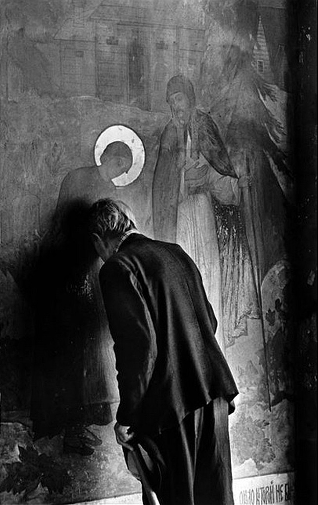 Мужчина молящийся в Православном храме, Ленинград. 1965, Манос Константин