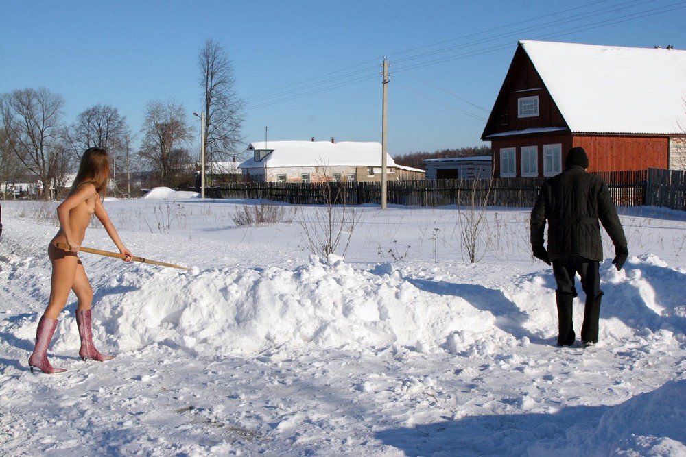 Голая Светка помогла дедушке в деревне чистить снег