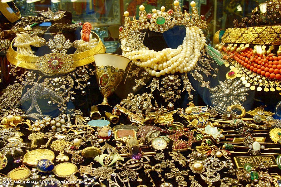 Сокровища ювелирный магазин. Гранд базар в Стамбуле золото. Гранд базар Стамбул серебро изделия. Торговля древней Индии драгоценности. Турецкие украшения.
