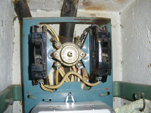 Вызов электрика аварийной службы в квартиру по поводу выгорания контакта старого автоматического выключателя