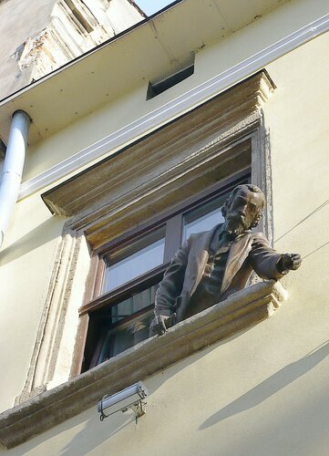 Скульптура в окне 3-го этажа ресторации-музея "Гасова лямпа"