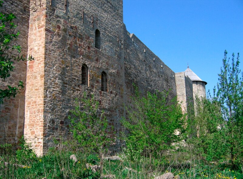 Стены и башни Ивангородской крепости