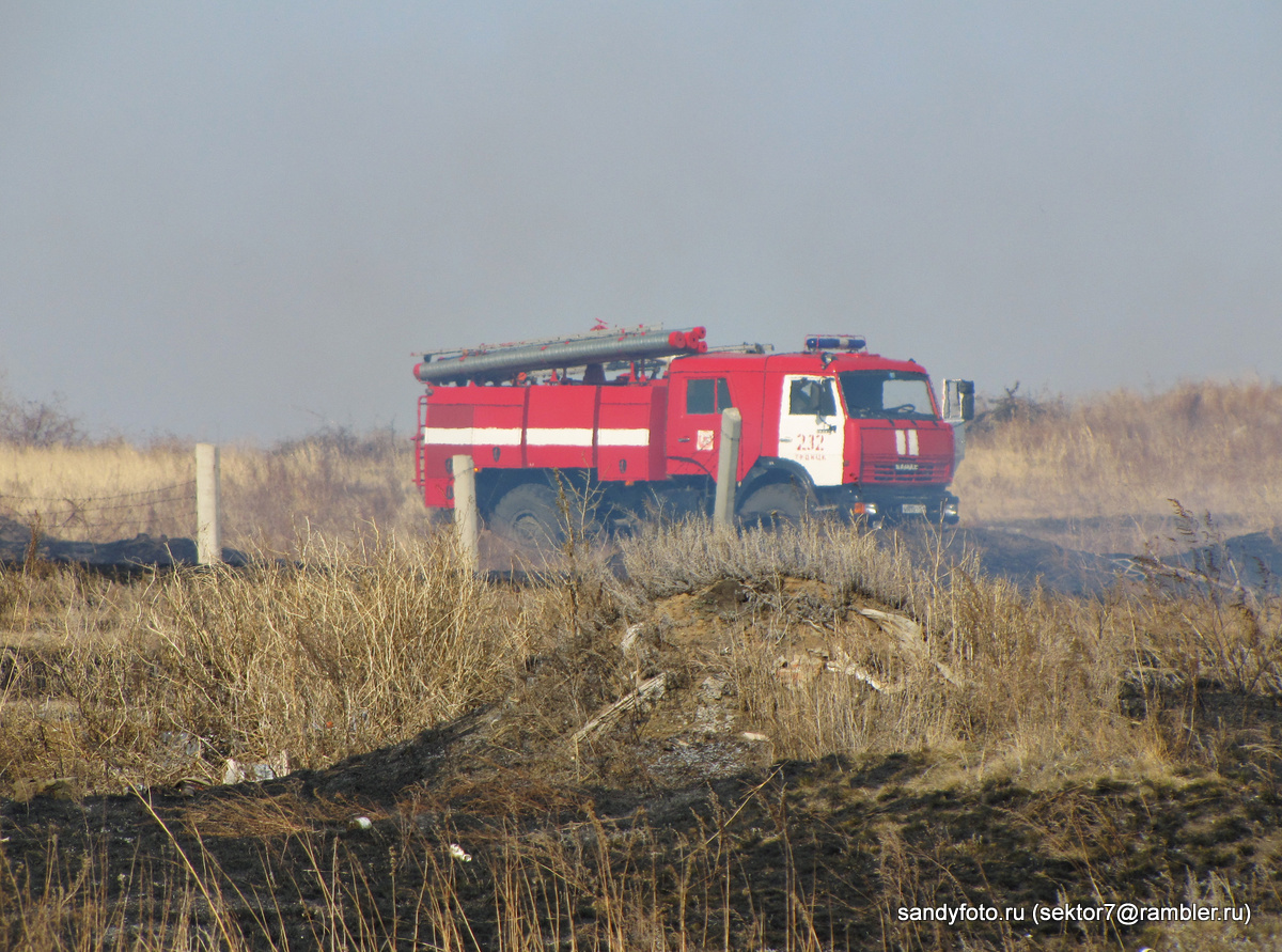 Горящая степь и пожарные (Троицк, Челябинская область)