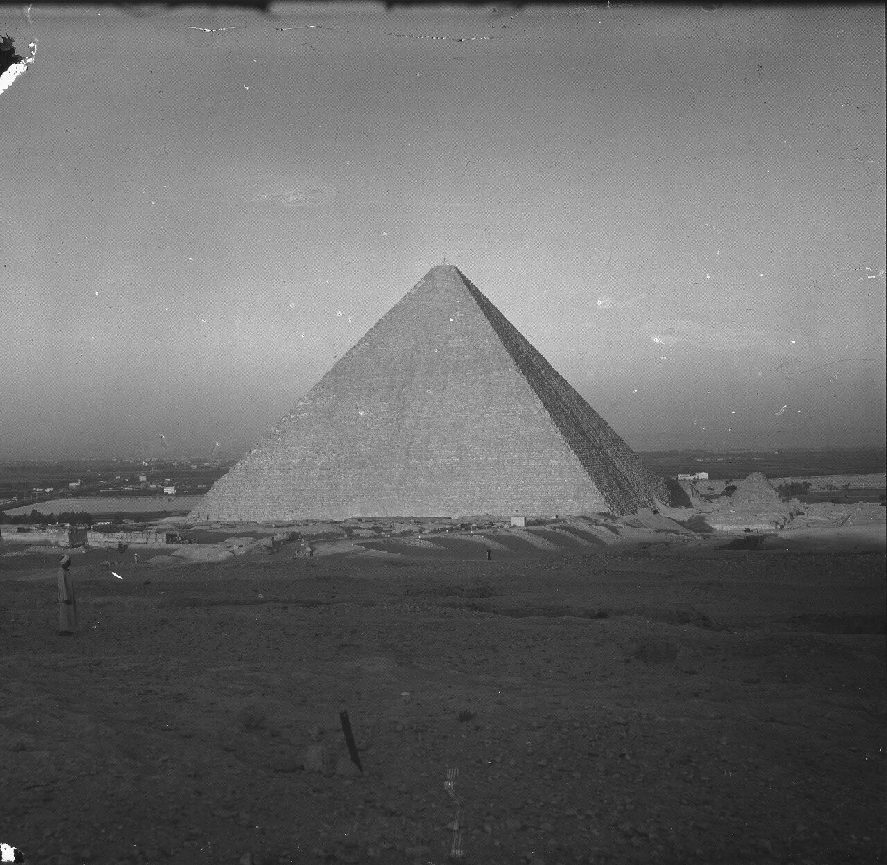 Формы пирамид в древнем египте. Пирамиды Каир 1905 год. Треугольник в древнем Египте. Древний Египет серые облака.