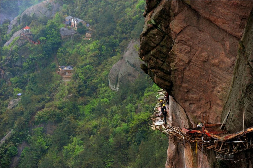 Как китайцы строят экскурсионные дороги в горах