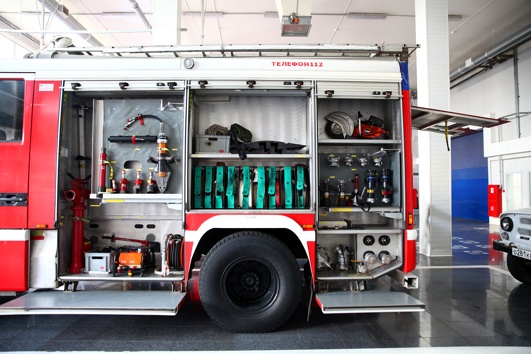Отсеки пожарного автомобиля. ПТВ пожарного автомобиля. Пожарно-техническое оборудование. Оборудование пожарной машины. Современная пожарная техника.