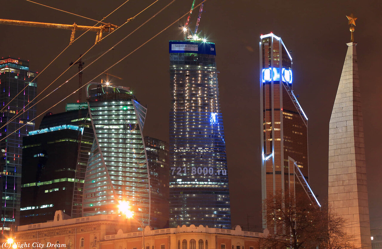 Сколько этажей 24. Башня Федерация ночная. Башня Федерации Москва ночью. Башня Федерация ночью. Комплекс «Федерация».