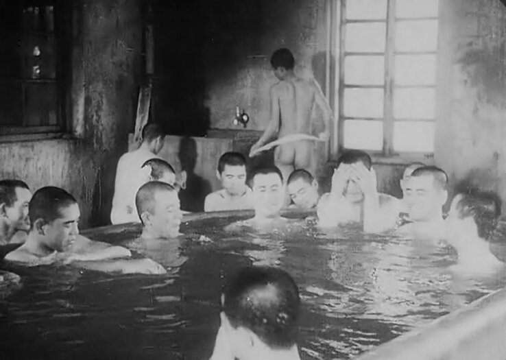 Пацаны в душе в лагере. Банный день в детском лагере. Советские солдаты моются. Душевые в пионерских лагерях. Общая баня в лагере.