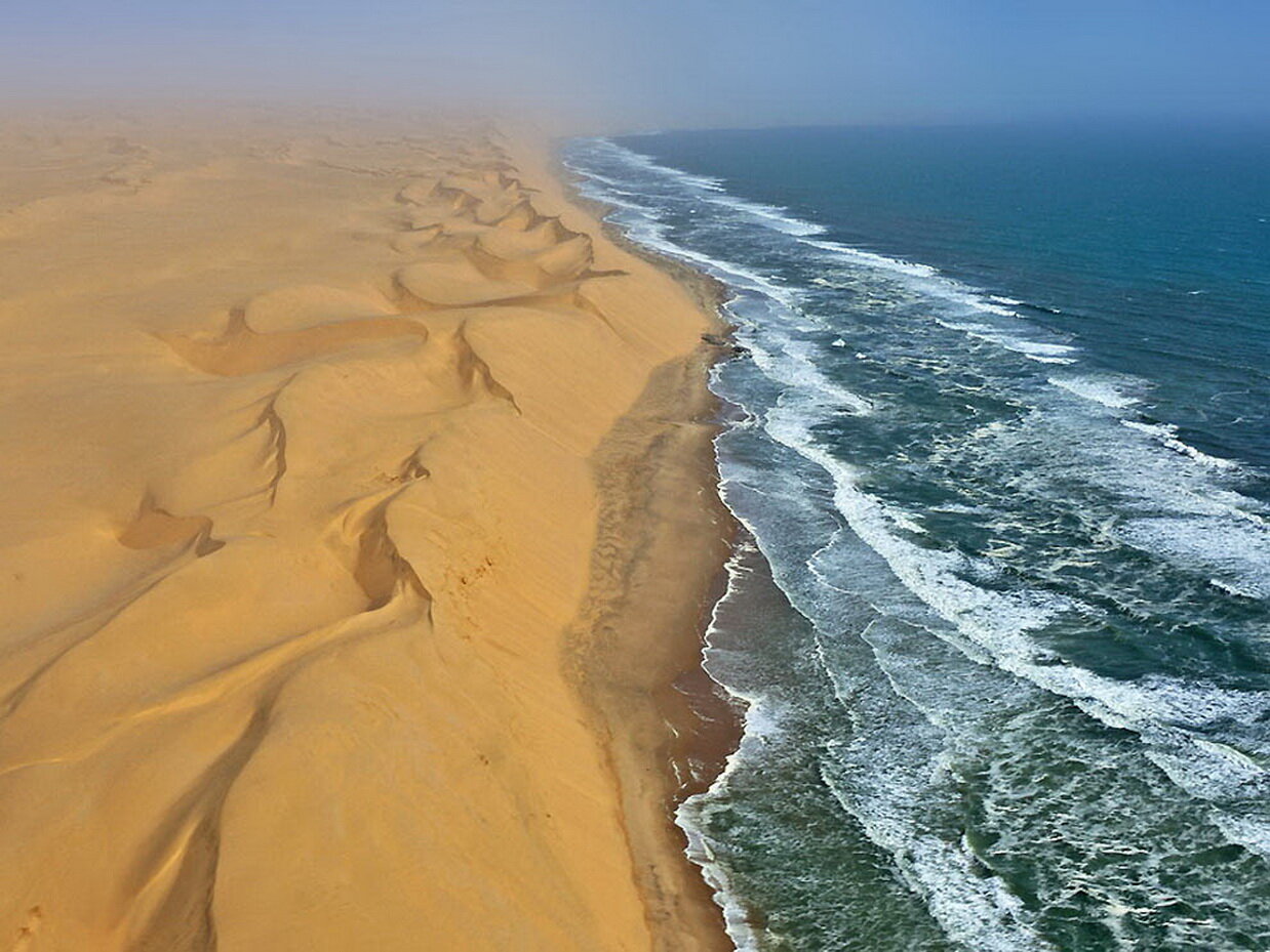 Африка береговая линия моря. Пустыня Намиб и Атлантический океан. Берег пустыни Намиб. Пустыня Намиб и море. Пустыня Намиб и Атлантический океан Намибия.