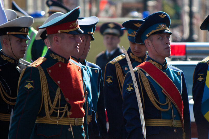 На фото: ржавая парадная сабля у караула несущего знамя ВВС. © Павел 'PaaLadin' Семёнов