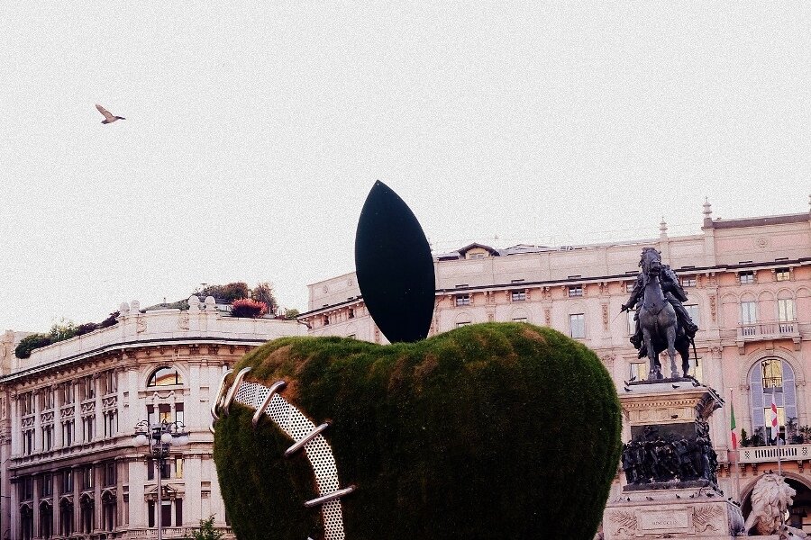 Кое-что про большое яблоко на площади Дуомо, Милан / La Mela Reintegrata 