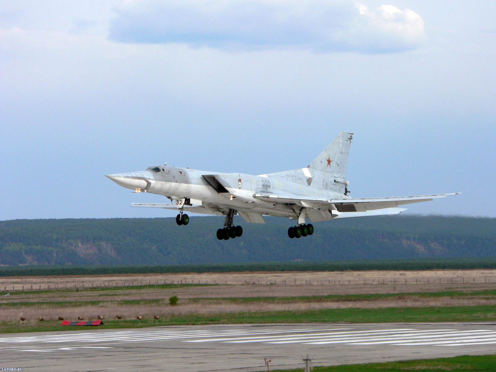 Самолет ту 22 м характеристики. Самолёт ту-22м3. Ту 22м3 Бэкфайр. Дальний бомбардировщик ту-22м. Бомбардировщик ту-22м3.