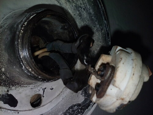 Срочный вызов электрика аварийной службы из-за отключения электроснабжения квартиры после «взрыва» лампочки в ванной