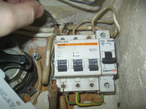 Вызов электрика аварийной службы в квартиру: замена неисправного пакетного выключателя и автоматов