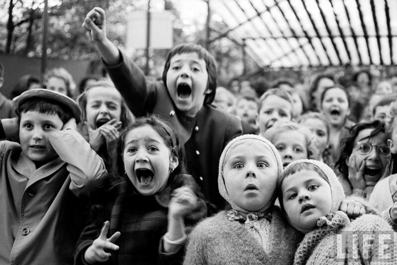 На кукольном представлении в парижском парке, момент убийства змея Святым Георгием.Photo by Alfred Eisenstaedt, 1963