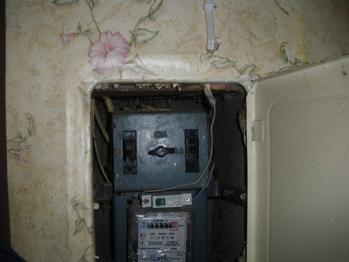 Срочный вызов электрика аварийной службы в квартиру в связи с отказом старого пакетного выключателя в щите