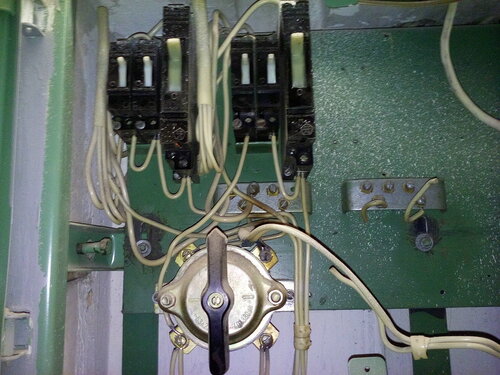Срочный вызов электрика аварийной службы в квартиру из-за неисправности двухпостовой системы, установленной на месте советского блока выключателей