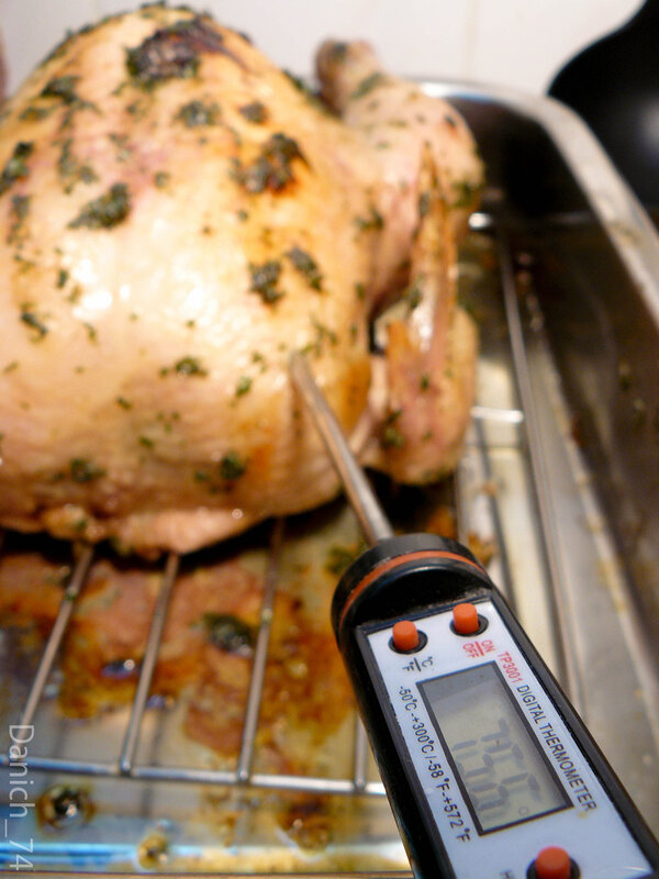 Сколько курица в духовке готовится при 180. Готовность курицы в духовке. Курица в духовке с термощупом. Приготовление курицы с термощупом.