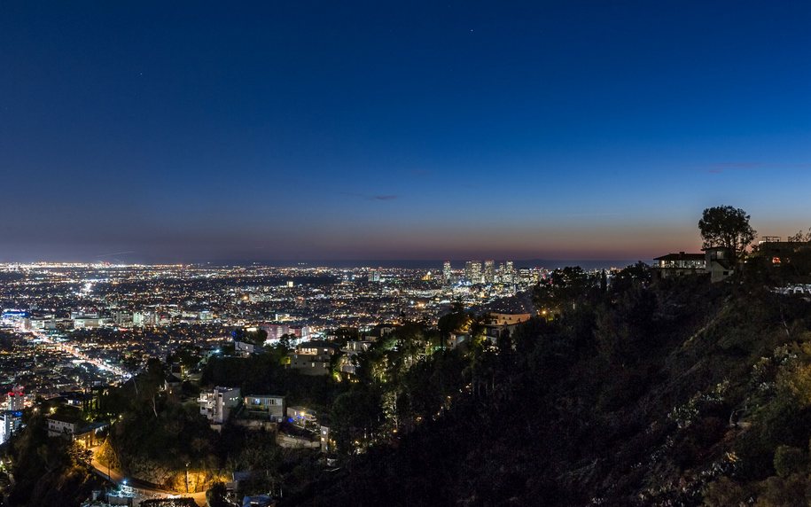 Потрясающий особняк в Западном Голливуде с видом на Лос-Анджелес