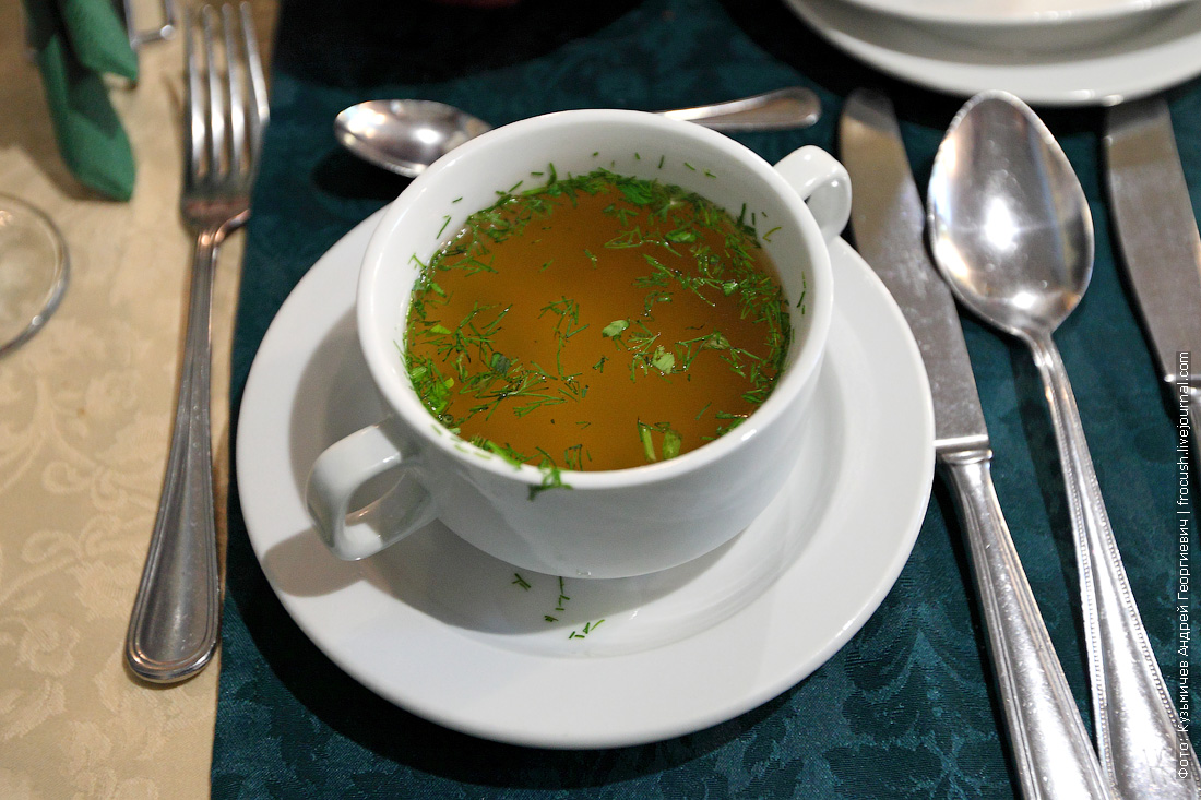 Как едят суп по этикету. Сервировка супа. Сервировка стола для супа. Сервировка супа в ресторане. Обед суп.