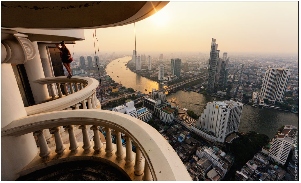 Крыши бангкока. Бангкок балкон. Бангкок высотки. Бангкок бассейн на крыше небоскреба. Вид с балкона на город.