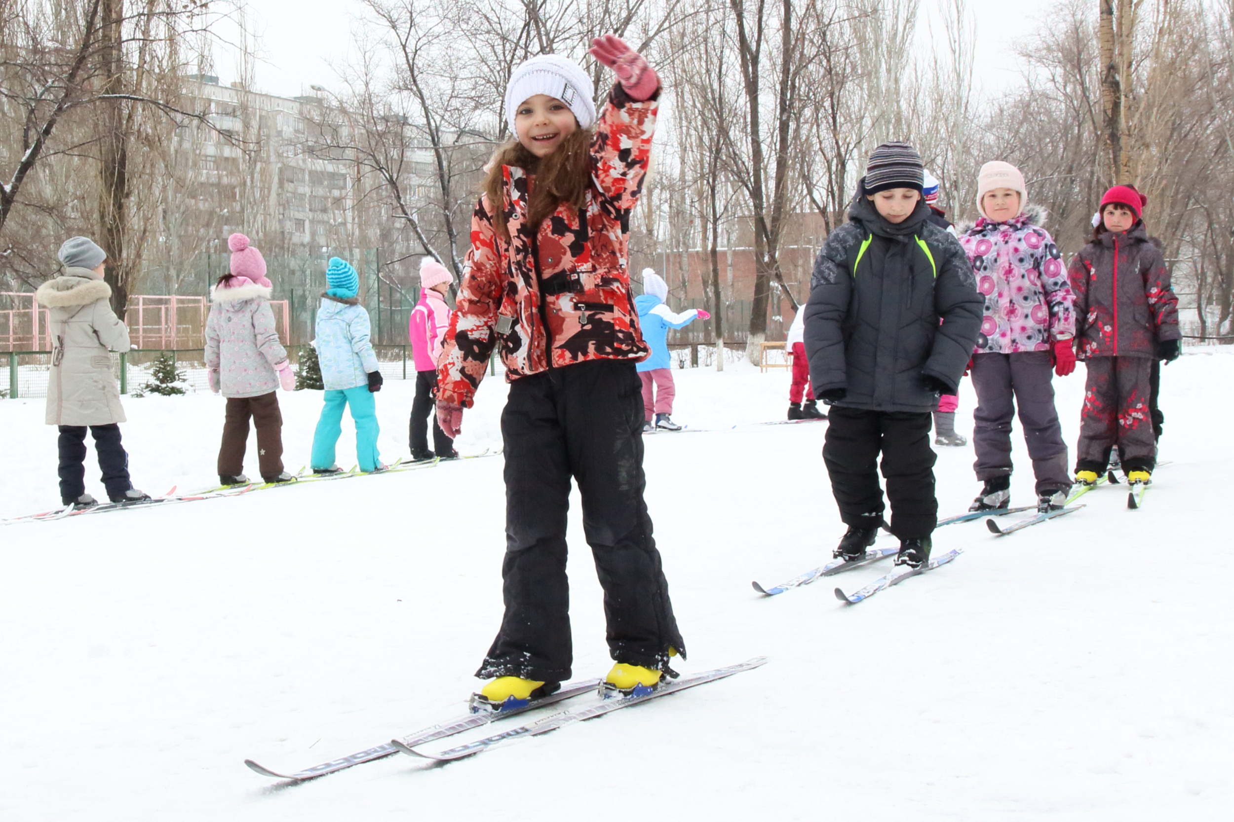 Лыжи ребенку в школу. Лыжи в школе. Занятия на лыжах в школе. Школьники на лыжах. Дети на лыжах в школе.
