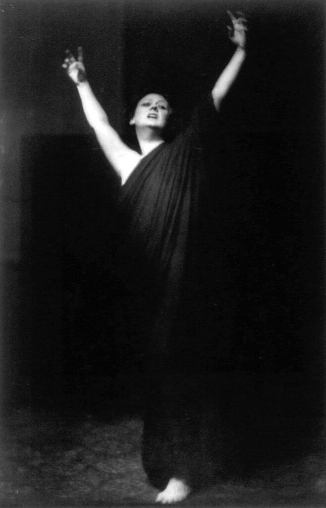 Isadora Duncan performing barefoot. Photo by Arnold Genthe during her 1915–18 American tour.jpg