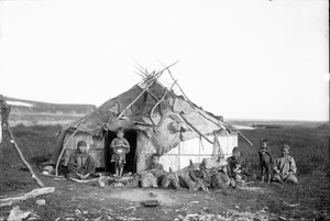 Тунгусы возле юрты, Сибирь, 1901