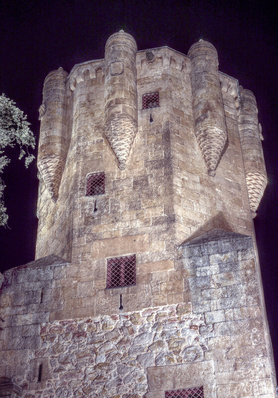 Ночная Саламанка. Башня Клаверо (Torre del Clavero). HDR