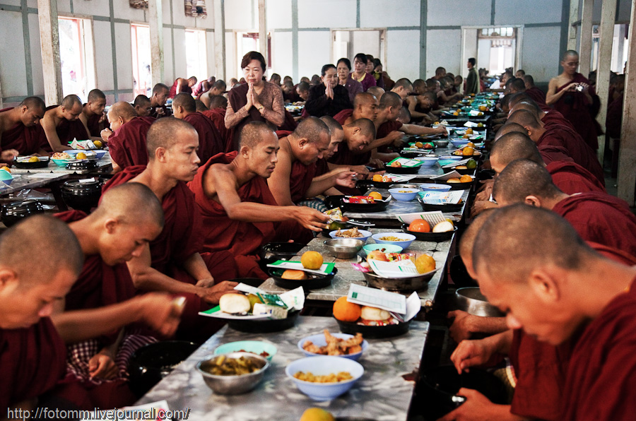 Монахи едят мясо. Питание буддистов. Еда в буддизме. Буддийская кухня. Пища буддийских монахов.