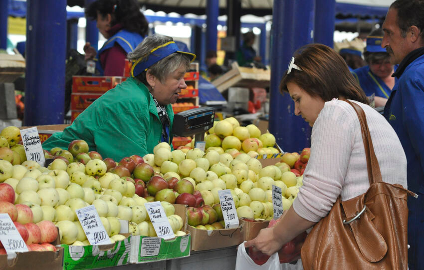 Яблоки купить рынок. Европейские сыр в Минске на Комаровском рынке. Люди на рынке солнечно. Яблочко-скидка. Картинки для презентации на рынке покупают яблоки.