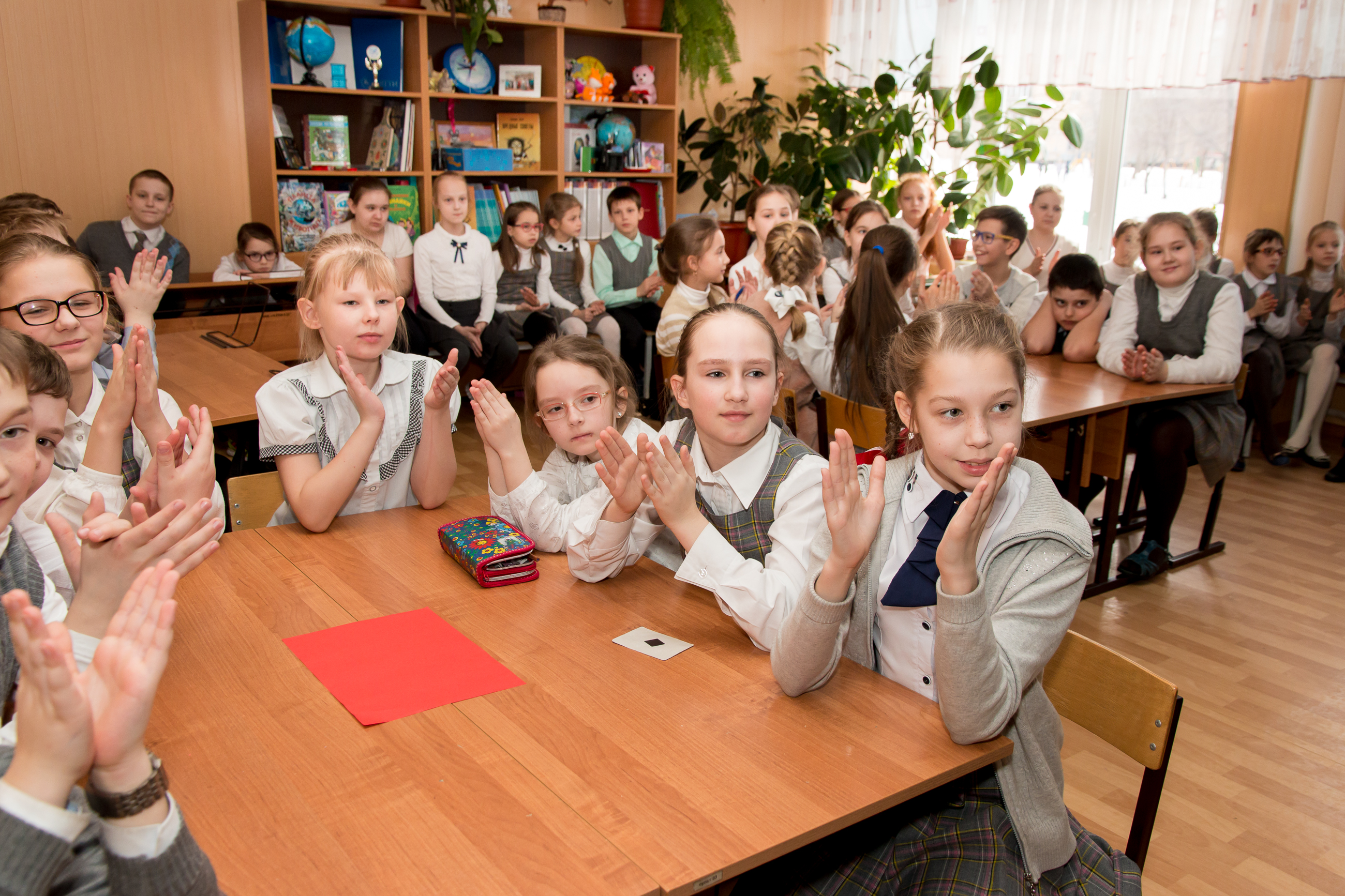 Новые классы в школах россии. Школьник 4 класс. Фотосессия в классе 4 класс.
