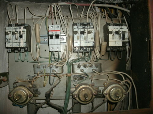 Срочный вызов электрика аварийной службы в квартиру из-за подгорания автоматов и проводов в этажном щите