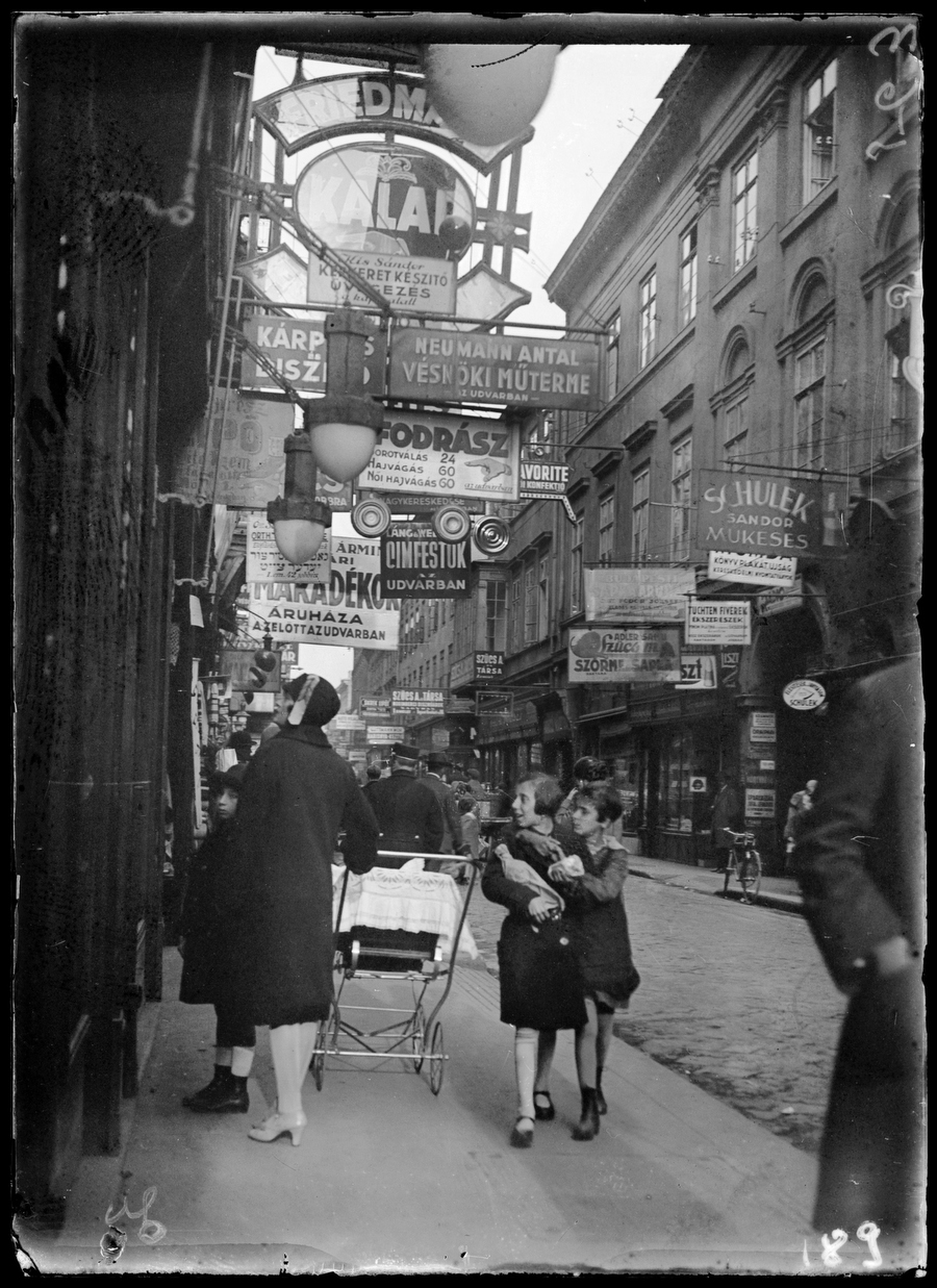 На улице Кирай, Будапешт, 1929 г. / Из коллекции Городской библиотеки им. Эрвина Сабо