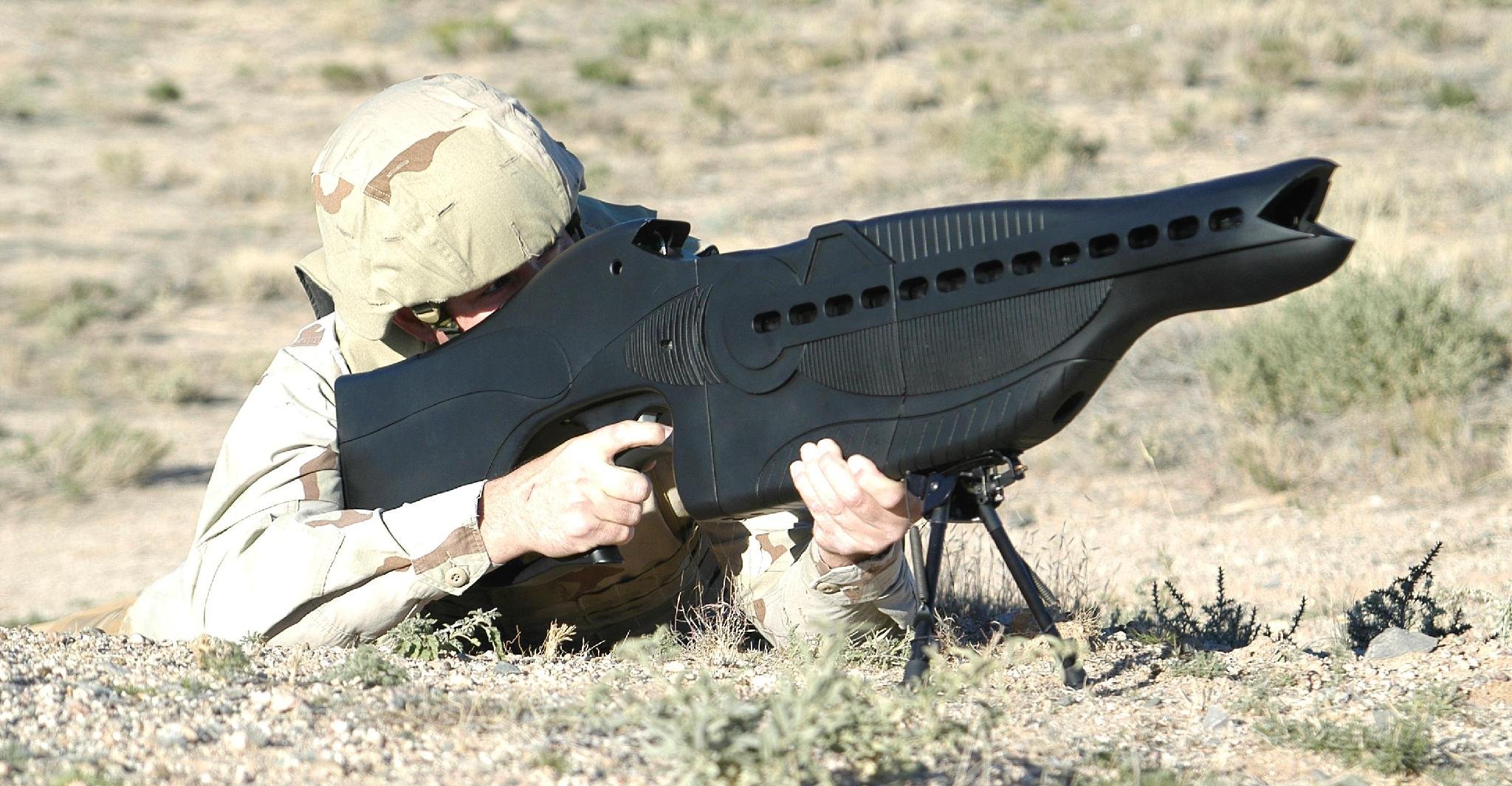 Секретное оружие в руках ранкера. Лазерная винтовка PHASR. Лазерная штурмовая винтовка ZKZM 500. Phaser лазерная винтовка. Нелетальное оружие США.