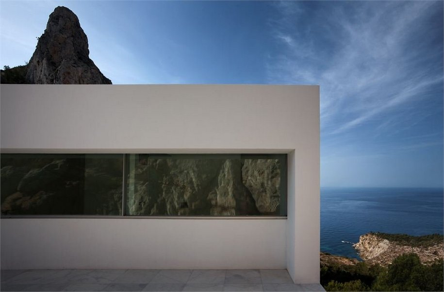 Невероятный дом на скале в Испании