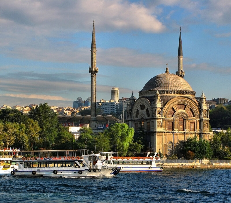 Туры в стамбул на 7. Мечеть Долмабахче в Стамбуле. А. Боголюбов мечеть Долмабахче в Стамбуле картина. Стамбул на 3 дня. Экскурсия в Стамбуле на русском.