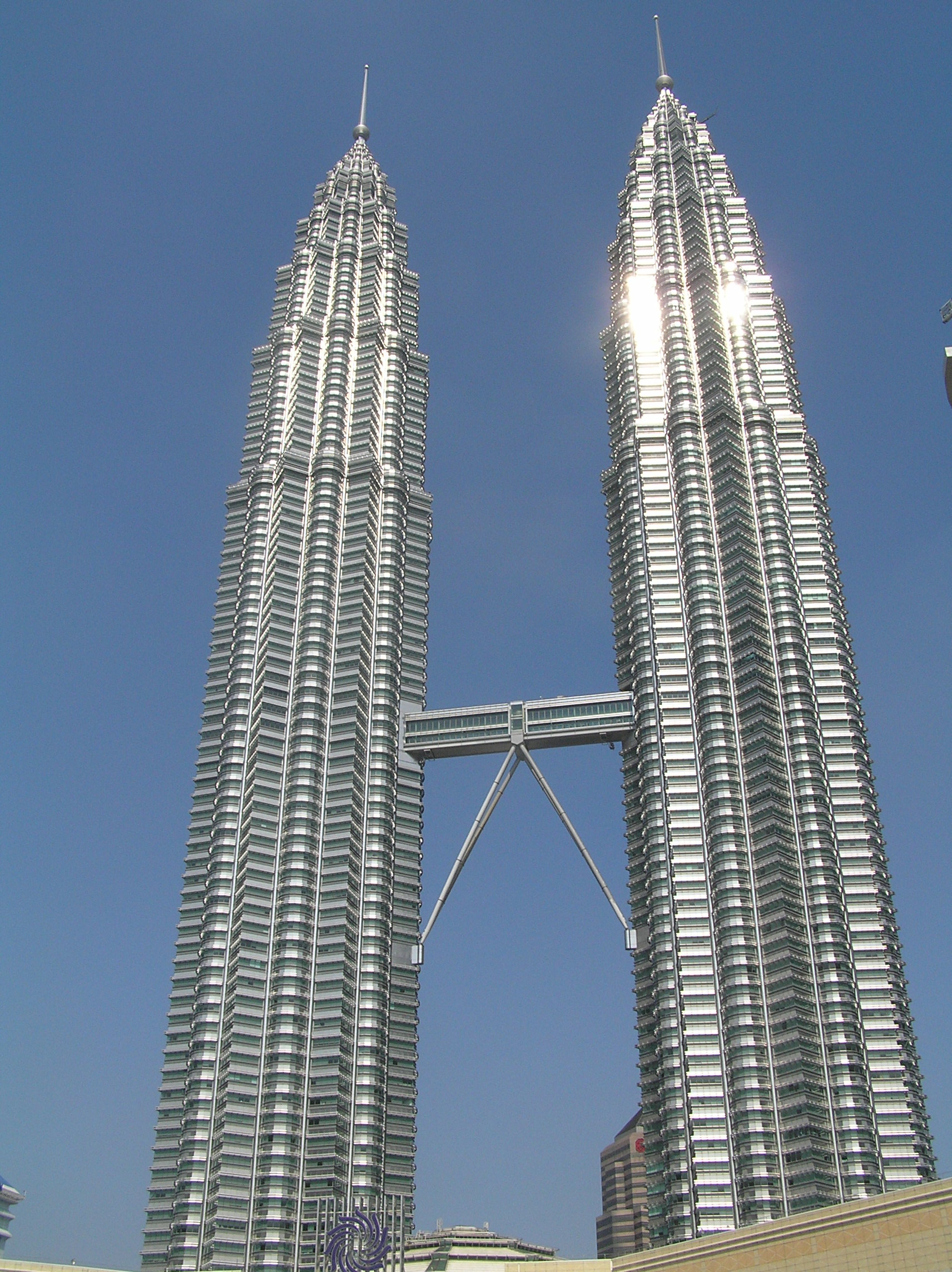 Близнецы сколько этажей. Петронас Тауэрс Малайзия. Башни Близнецы Петронас в Малайзии. Твин Тауэрс Малайзия. Менара Куала-Лумпур Куала-Лумпур.