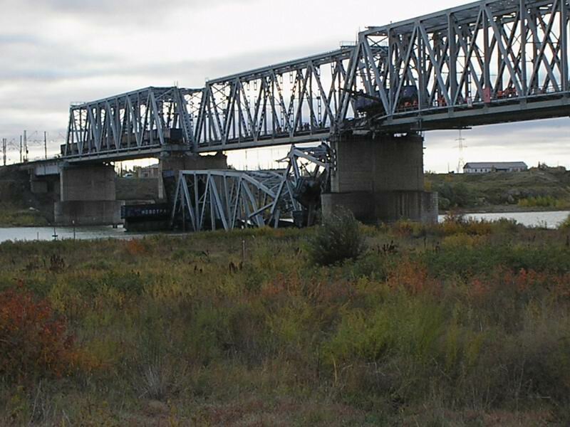 Мост около чапаевска. Железнодорожный мост через Иртыш в Омске. Омск железнодорожные мосты Иртыш. Крушение поезда на мосту через Иртыш. Омск ЖД мост река Иртыш.